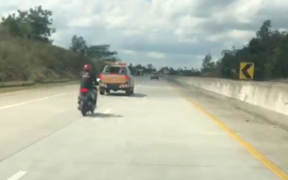 Kangen Anak, Buron Curanmor Nekat Terobos Jalan Tol Pakai Motor, Berakhir Dikepung Polisi